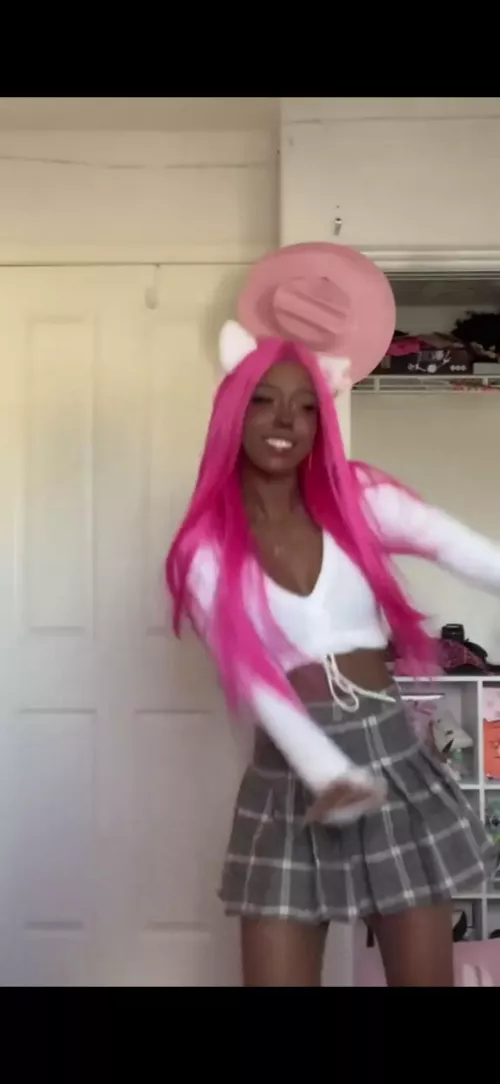 who is sheeee by Empana-de-pino