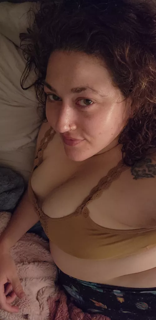 Who likes a good cuddle sesh? 🙋‍♀️ [f] by jthmeow1