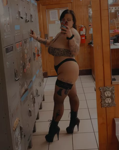 Who likes a good dressing room pic? by remarkableryannof