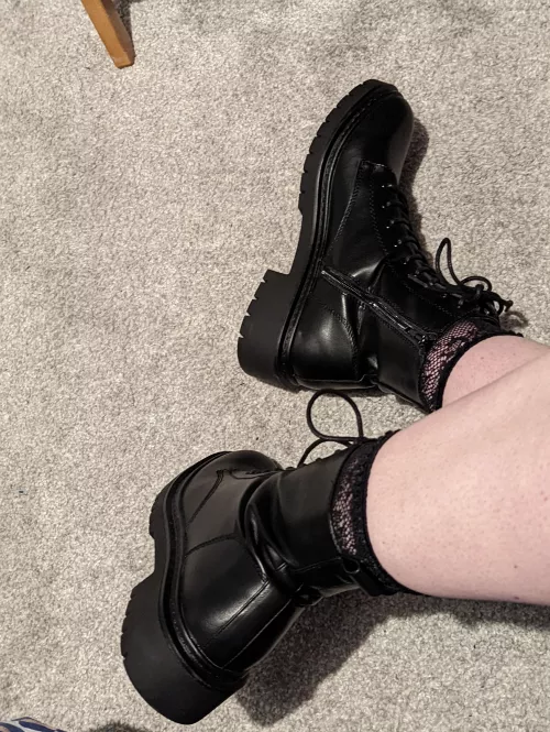 who likes boots?🙋‍♀️ by EmZer0x