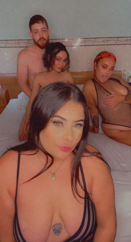 Who likes foursomes and lesbian content? Follow my socials for previews and take a peek at my OF 😈 by HoneyViolet27