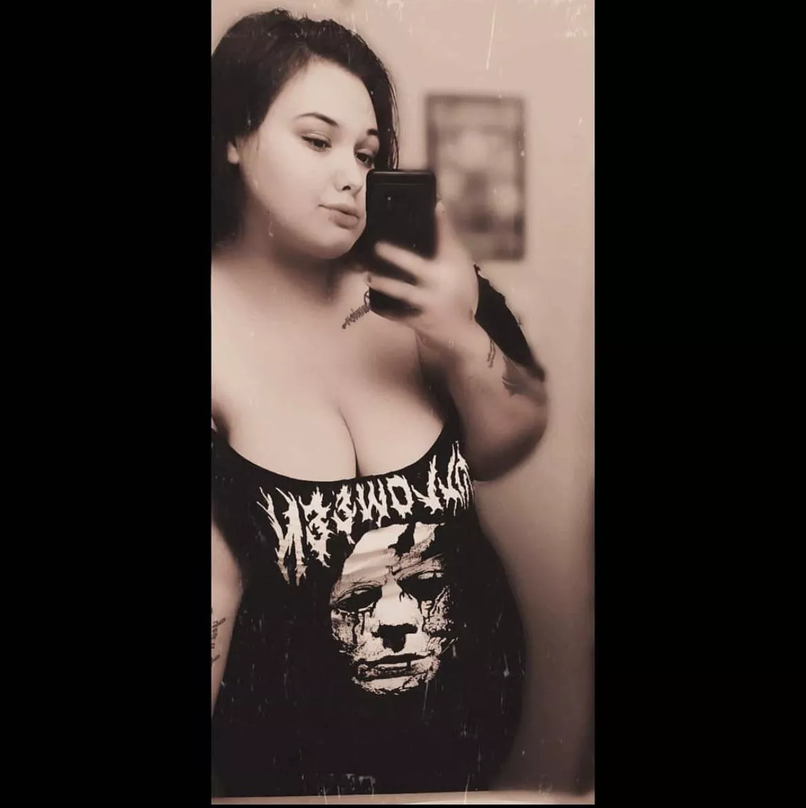 Who likes horror movies? 🖤 posted by Horrorwhorexox