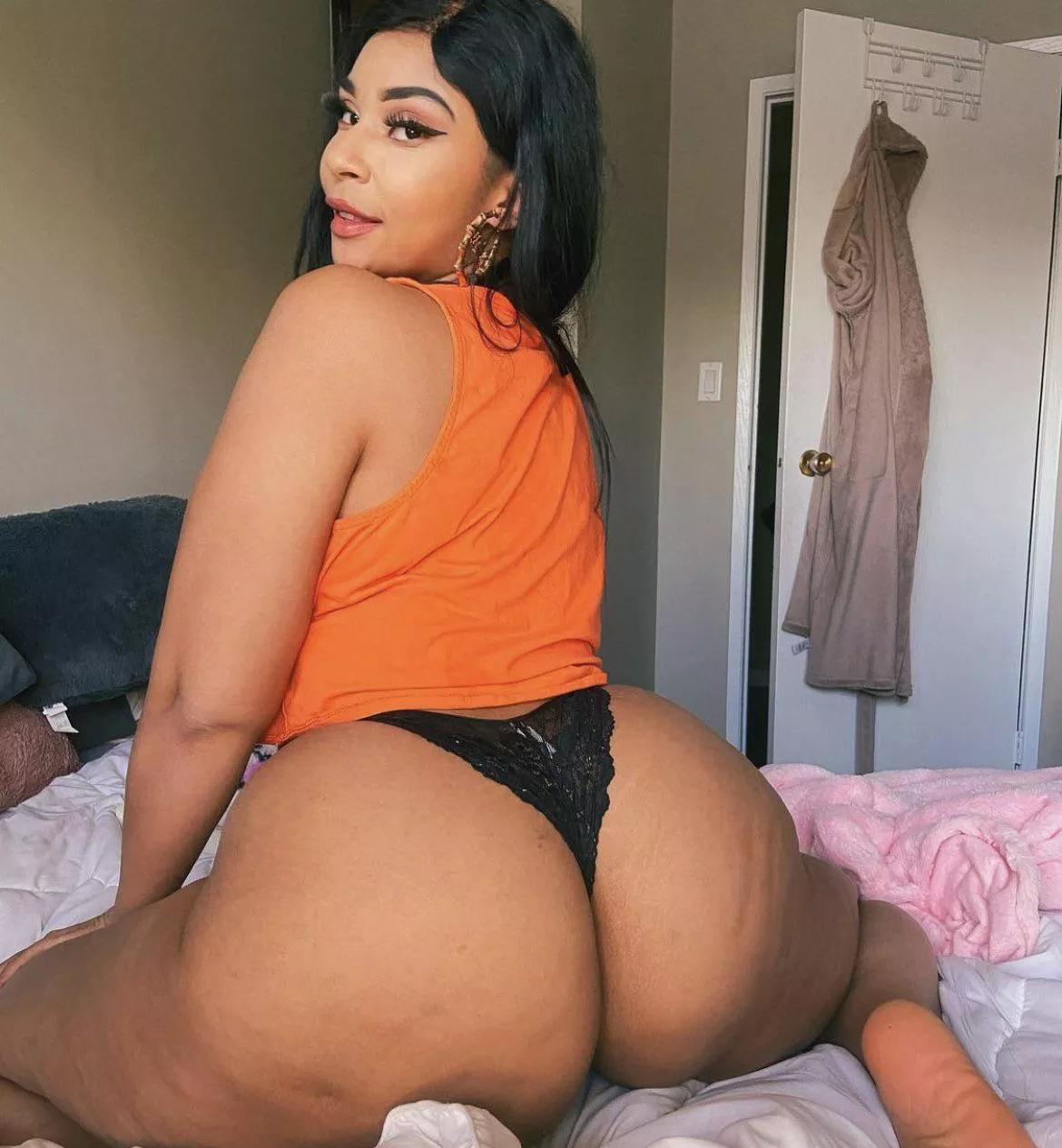 who likes thick lightskin girls? Come sub and worship my ass 🍑 dick ratings, JOI, twerking queen, b/g content (link in bio 💕) posted by stebbertlit
