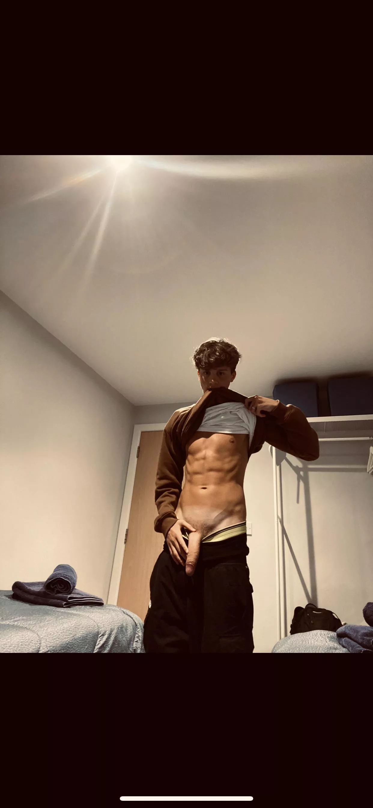 who likes this twink??😘 posted by Hungteen_cock