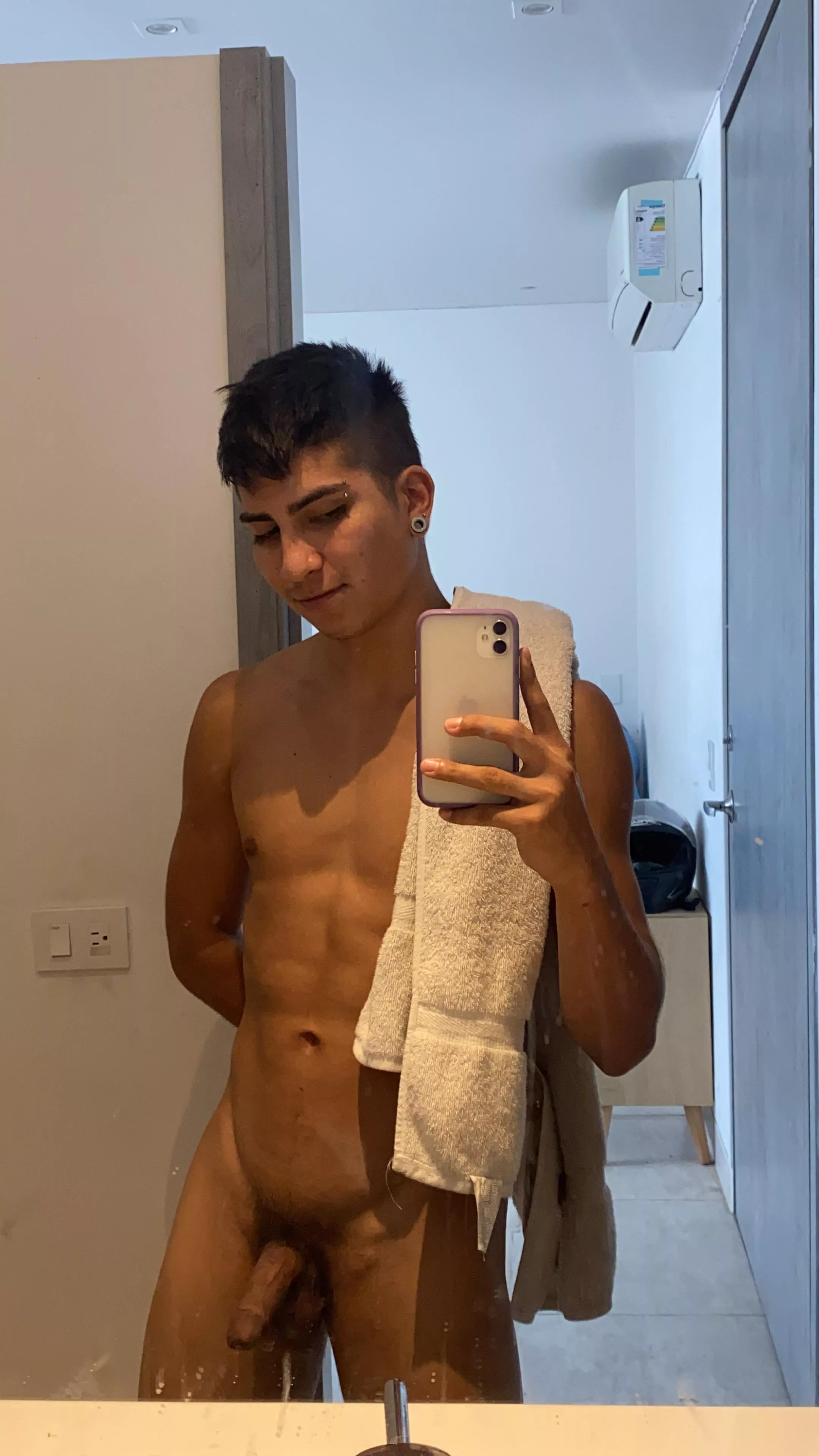 who takes a bath with me?😈 posted by felipexxx69