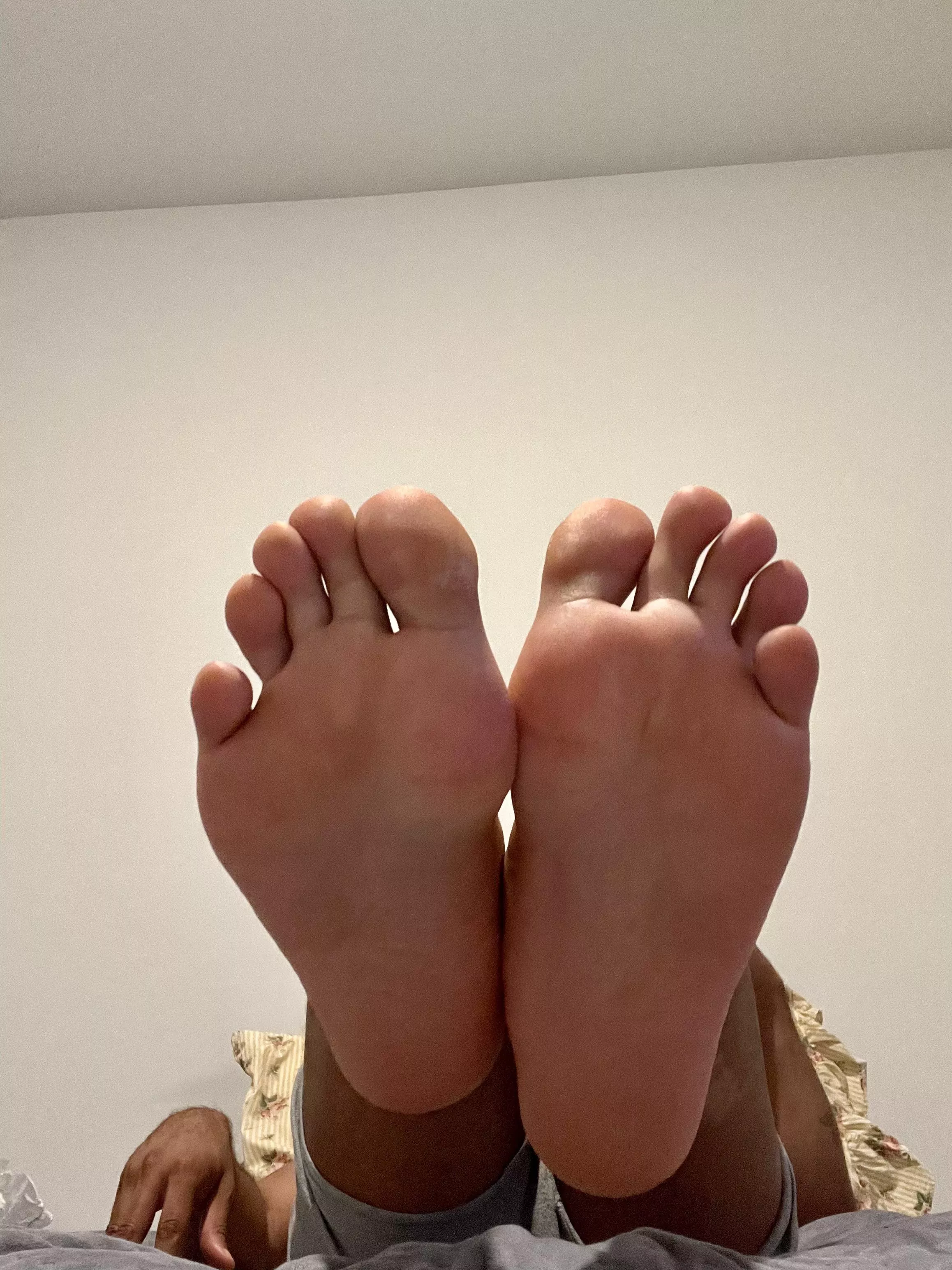 Who tryna smell my feet??? posted by thegodset
