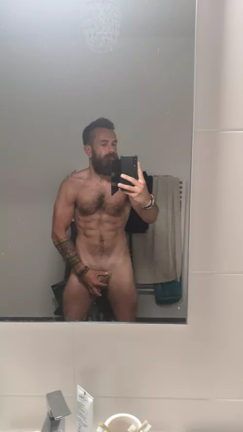 who wanna go to the shower with me? by Vitruvian_man_fr