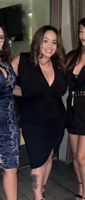 Who want to fuck this walking pair of tits ? posted by Huge_Boob