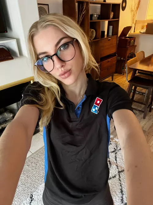 who wants a pizza? (21f) by Kyliesfeettt