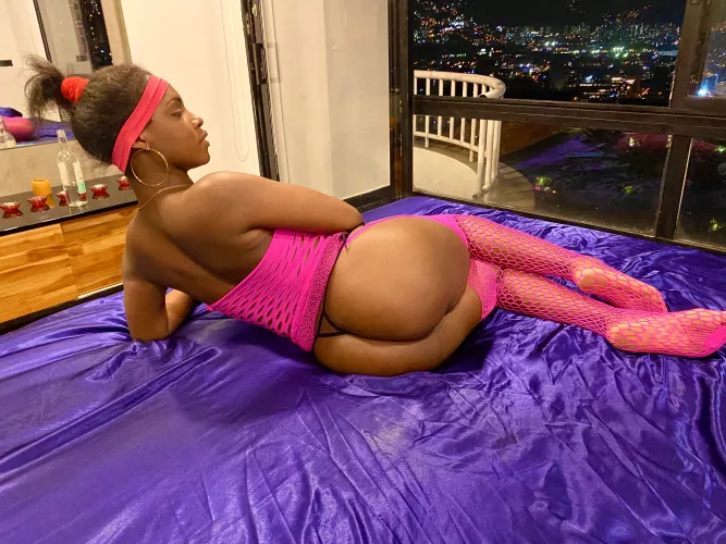 who wants dark chocolate with a sweet strawberry filling by jdoieo