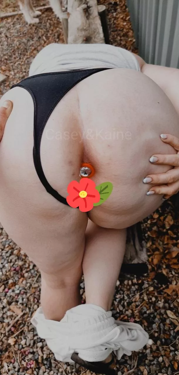 who wants my wife's ass she makes yard work fun posted by itscurvycasey