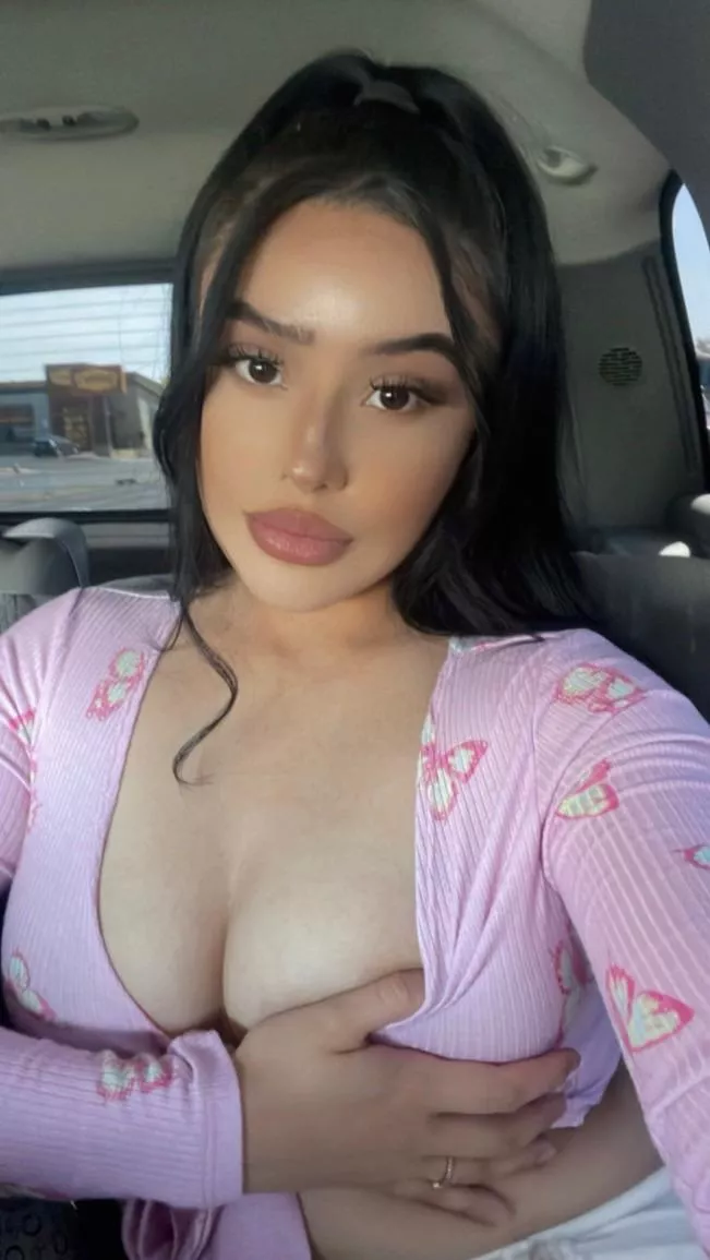 Who wants to get between them ? 🤤 posted by sexxxyeri