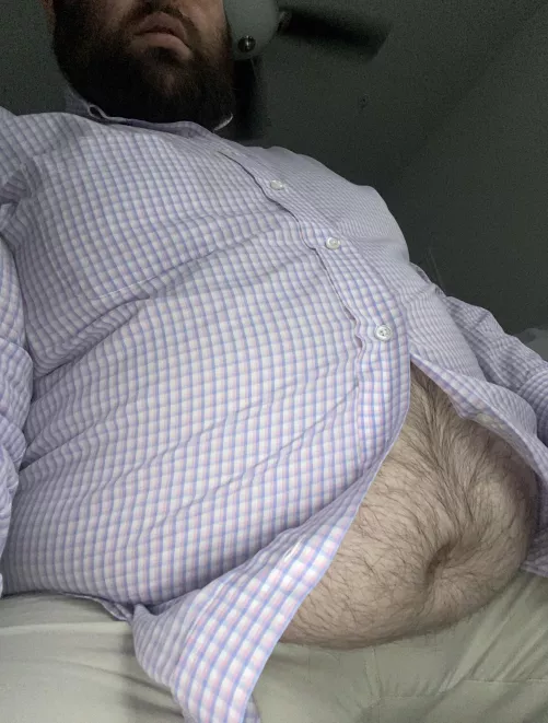 Who wants to get under my desk? 😈 by alphabeardom