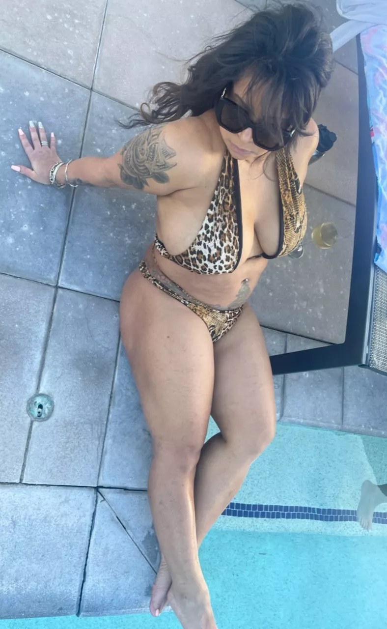 Who wants to help rub sunscreen on me? (F50) posted by stella_sinclair