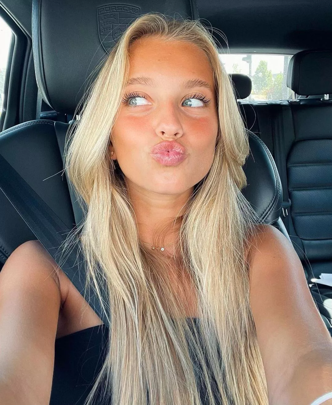 Who wants to jerk/cum this sexy teen?Dm me posted by Kitchen-Ad-5177