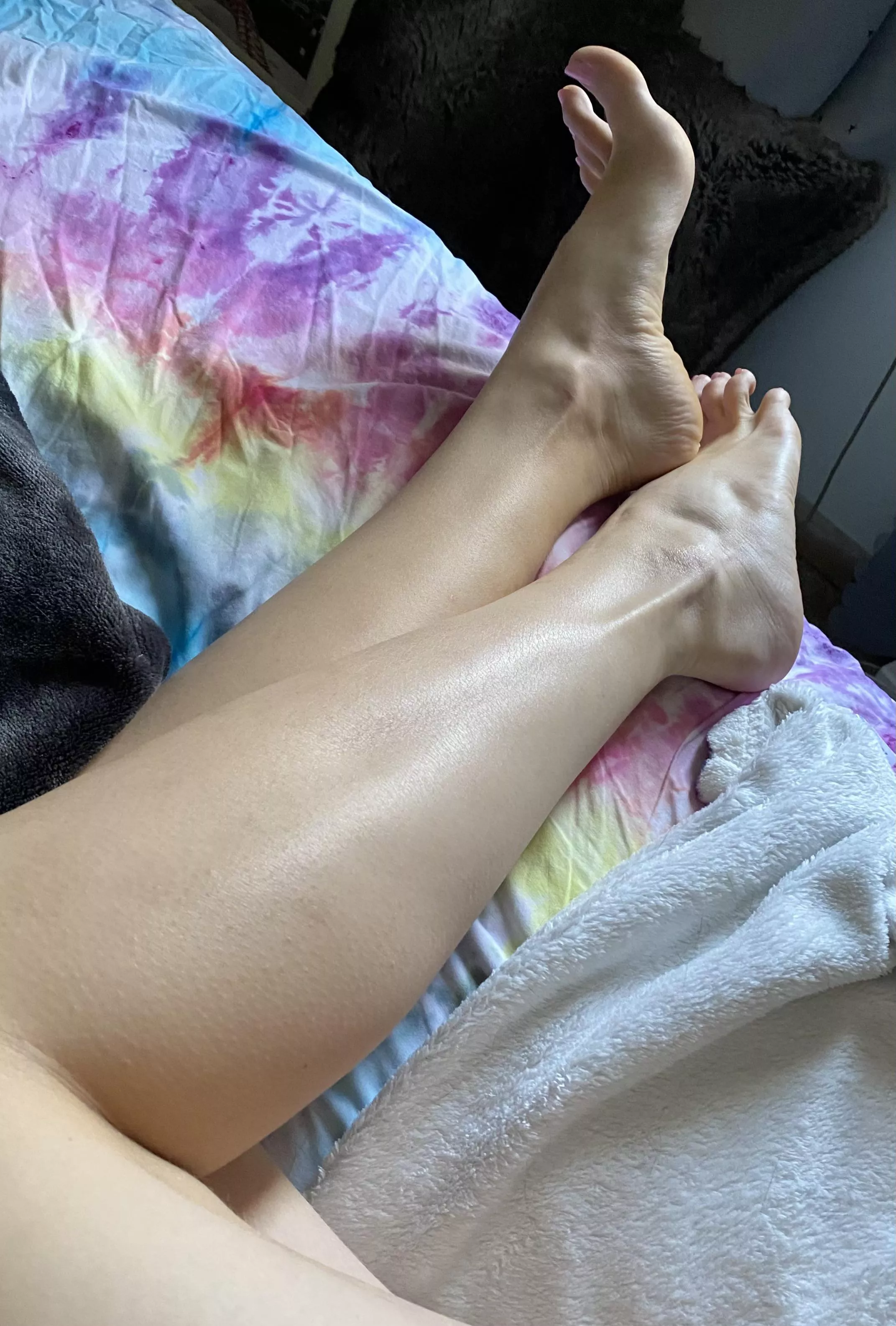 Who wants to lick from my thighs to my toes 👅 posted by PrincesSummer