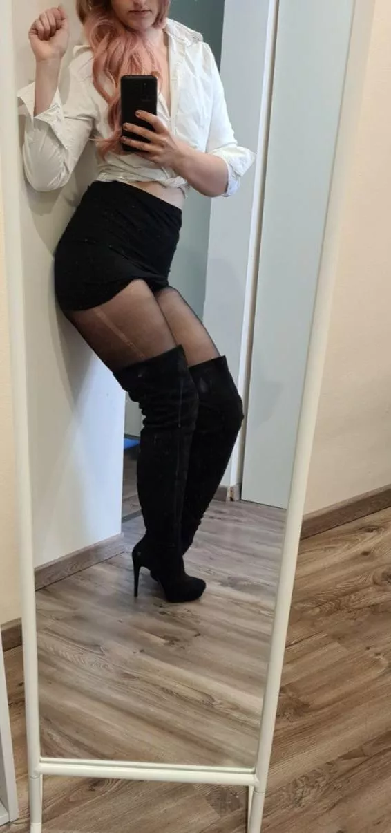 Who wants to play with me? posted by Nylon_Lady