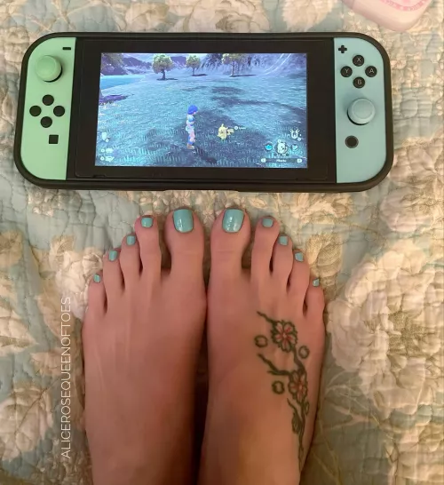 Who wants to play with my feet?? 😍 by AliceRoseQueenOfToes
