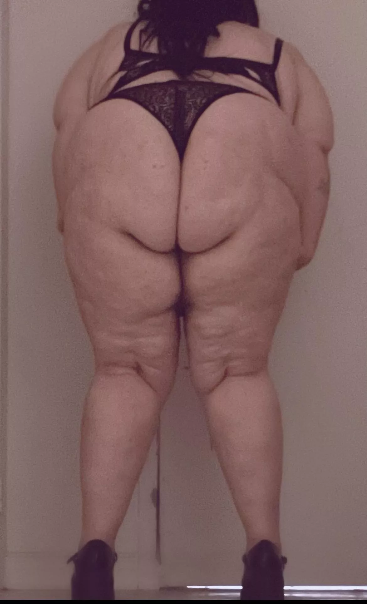 Who wants to play with this big ass? ;) Dm me 💋🤑 posted by Horrorwhorexox