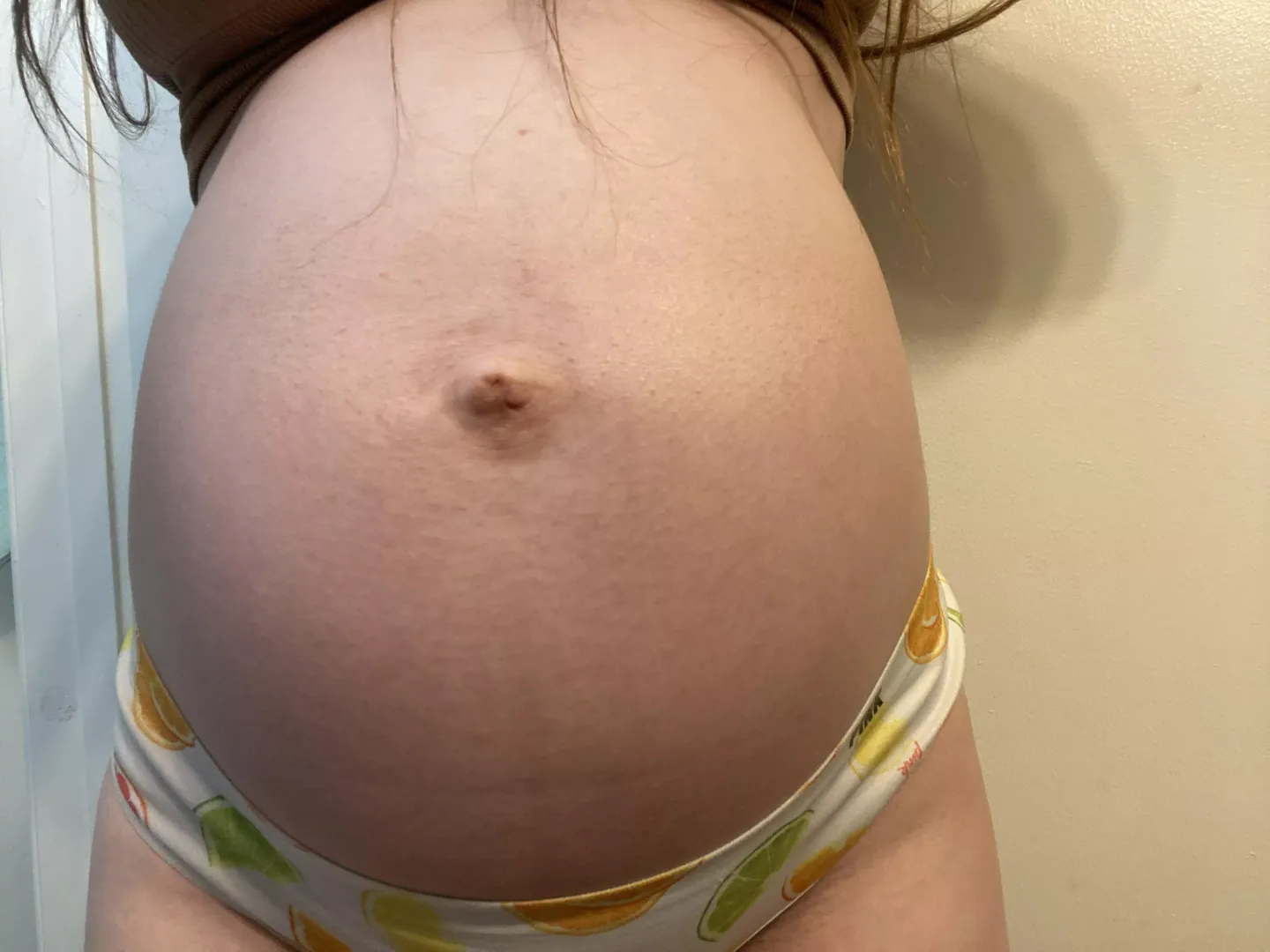 Who wants to rub lotion on my belly😘 posted by amber_grayxo