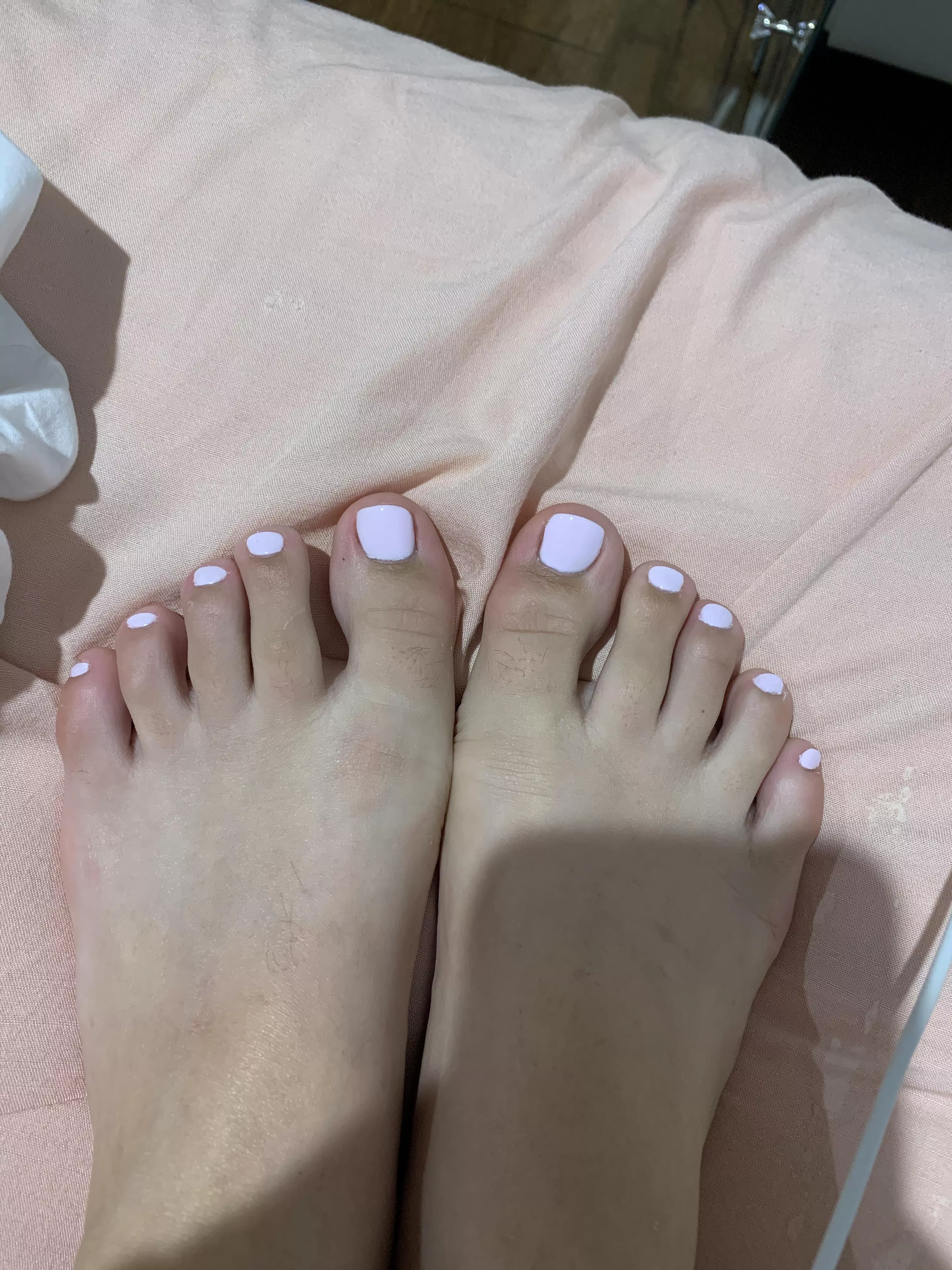 Who wants to see me give a sloppy foot job with my pretty feet 💋 link in bio x posted by bbyvenus18