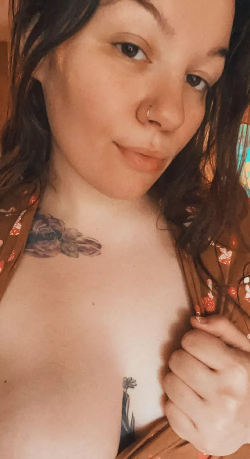 Who wants to see me suck a dick by ElodieLouise