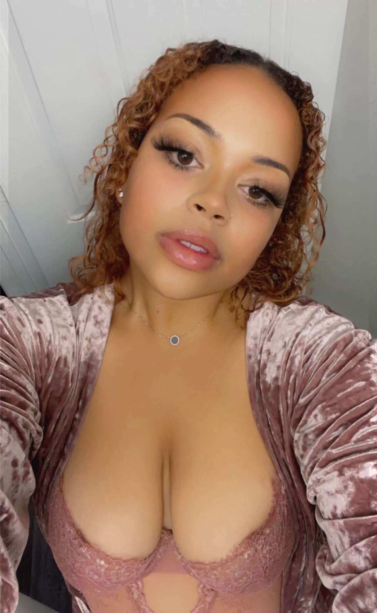 Who wants to see me take this off? posted by Alexxxwoods