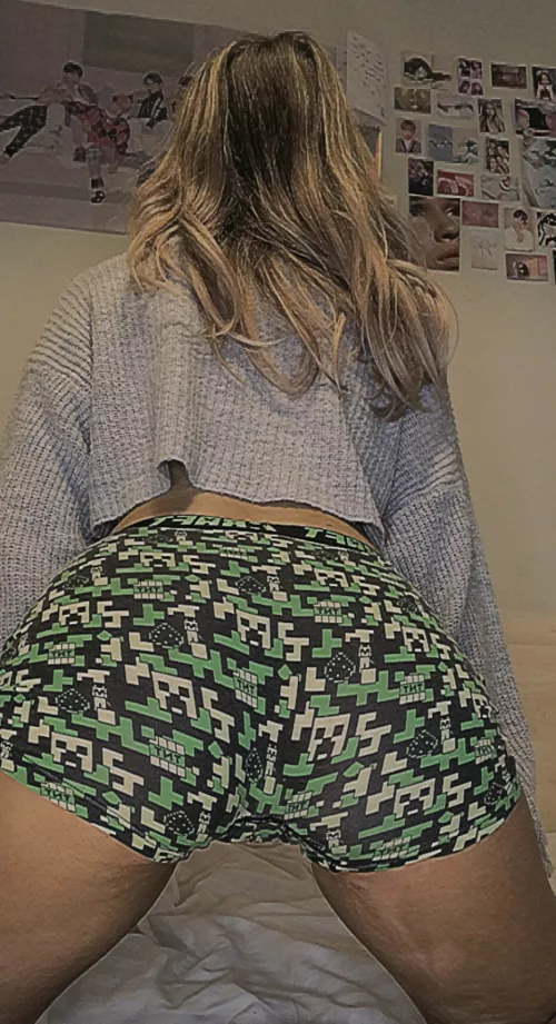 Who wants to see more of my thick beautiful body? by Lunamoon_x