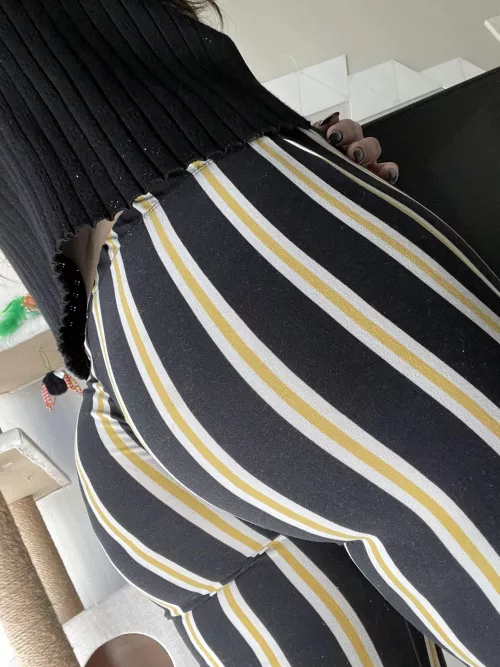 Who wants to see what’s under..?😽 by bigbootyn