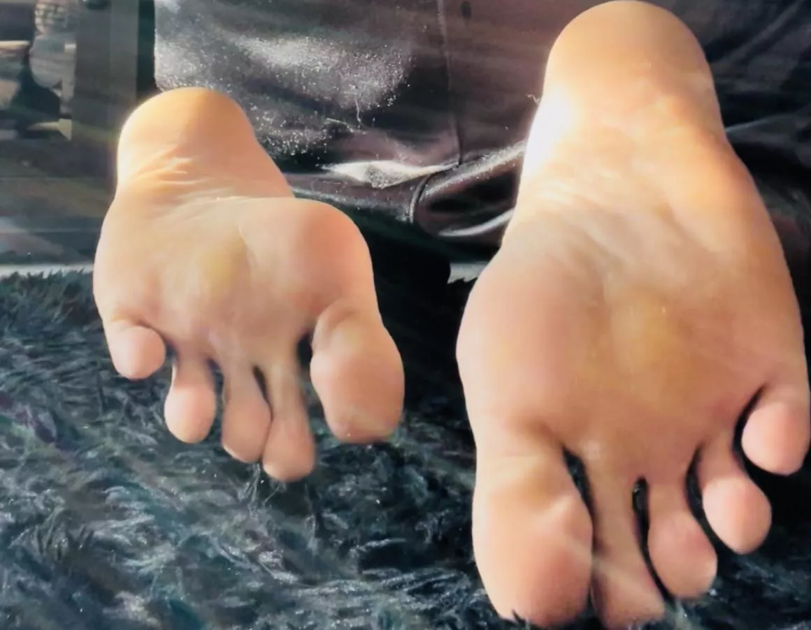 Who wants to shoot their load on my soles posted by Harrypotskins1