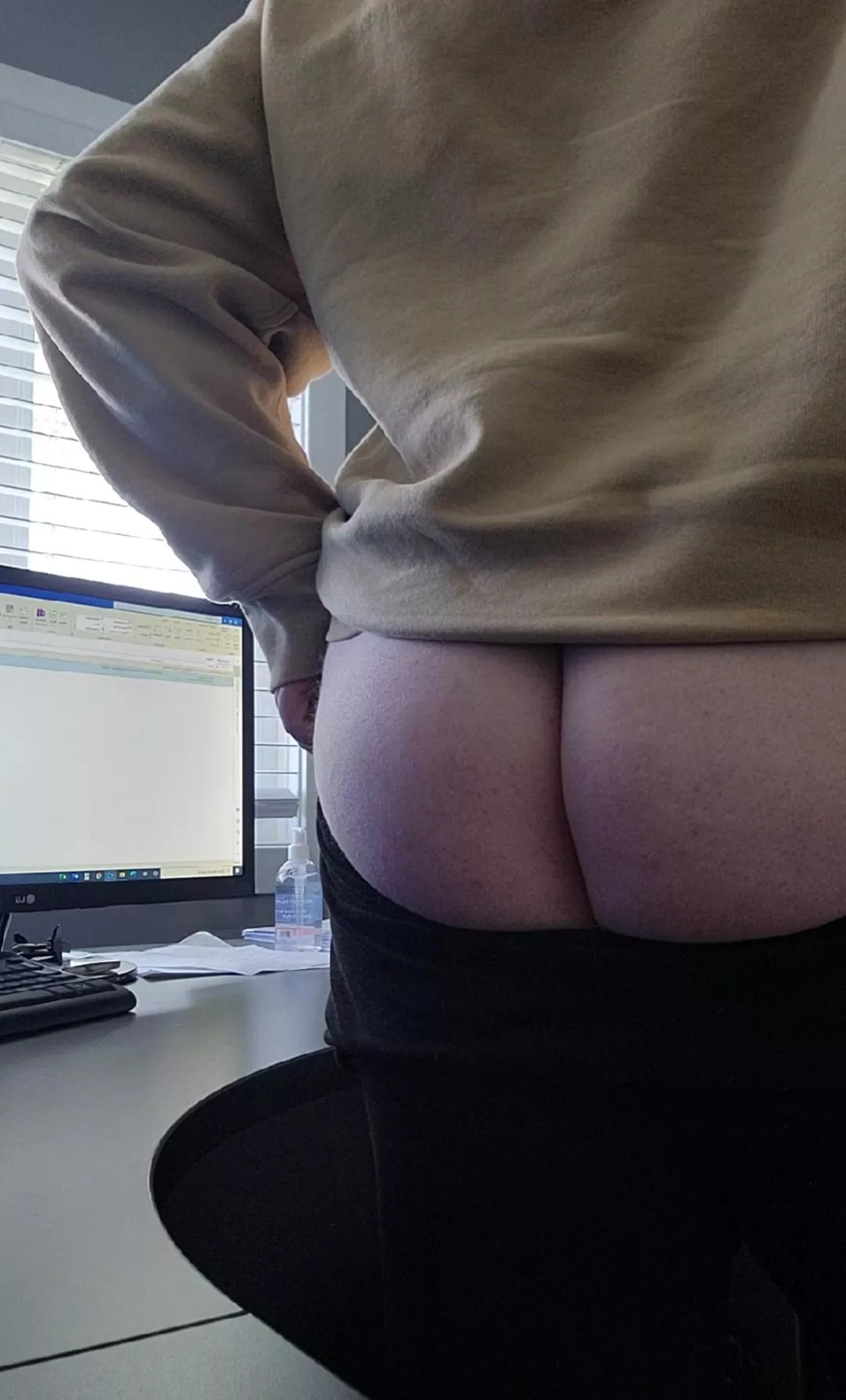 who works anyway 🤭 25(f) posted by redwithfreckles23