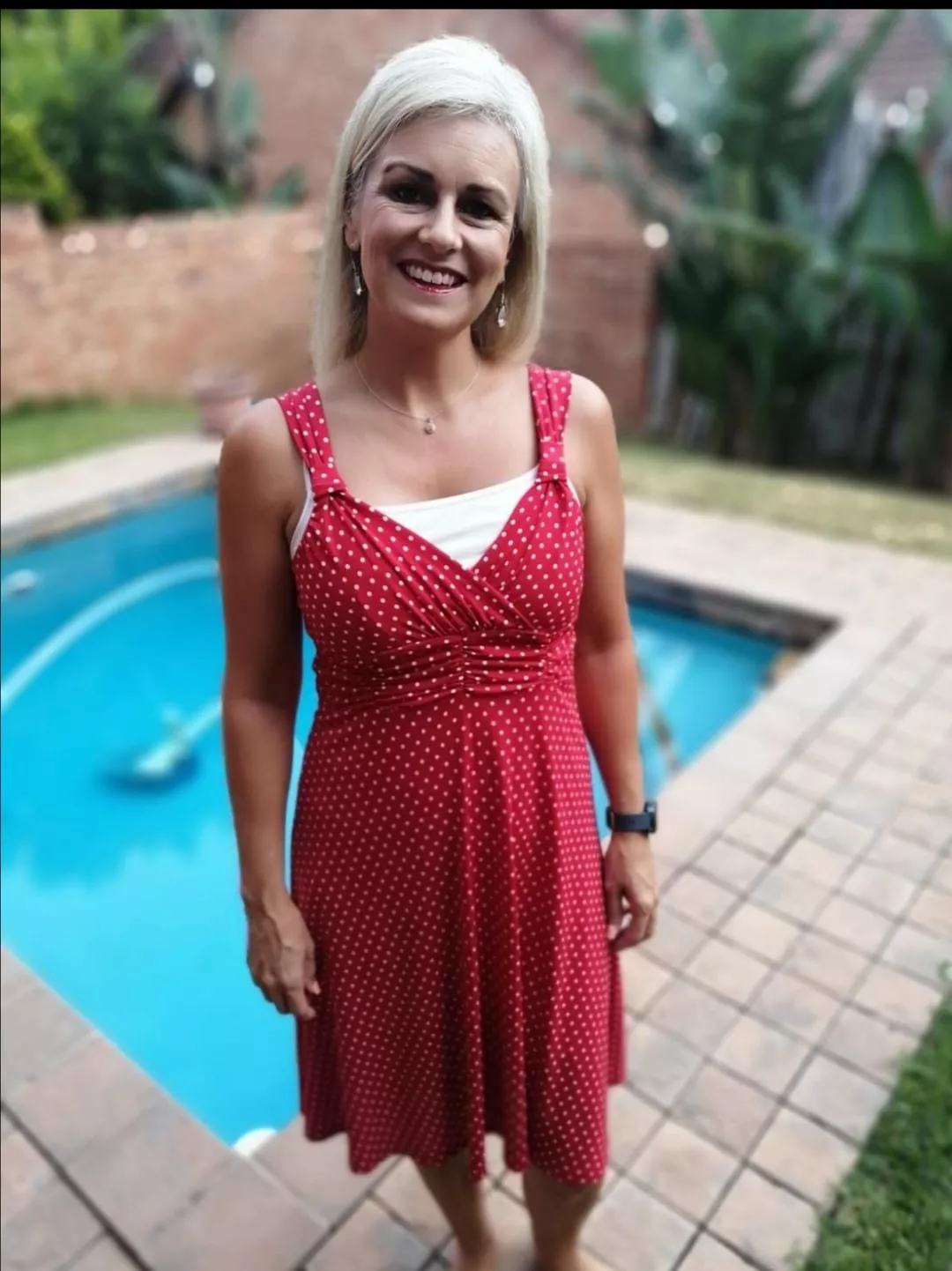 who would like to see what is under neeth her dress posted by Xxtyssr134