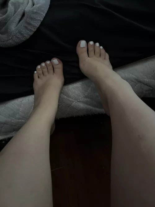 Who’ll let me give them a foot job 😏 by kaylamendez20_