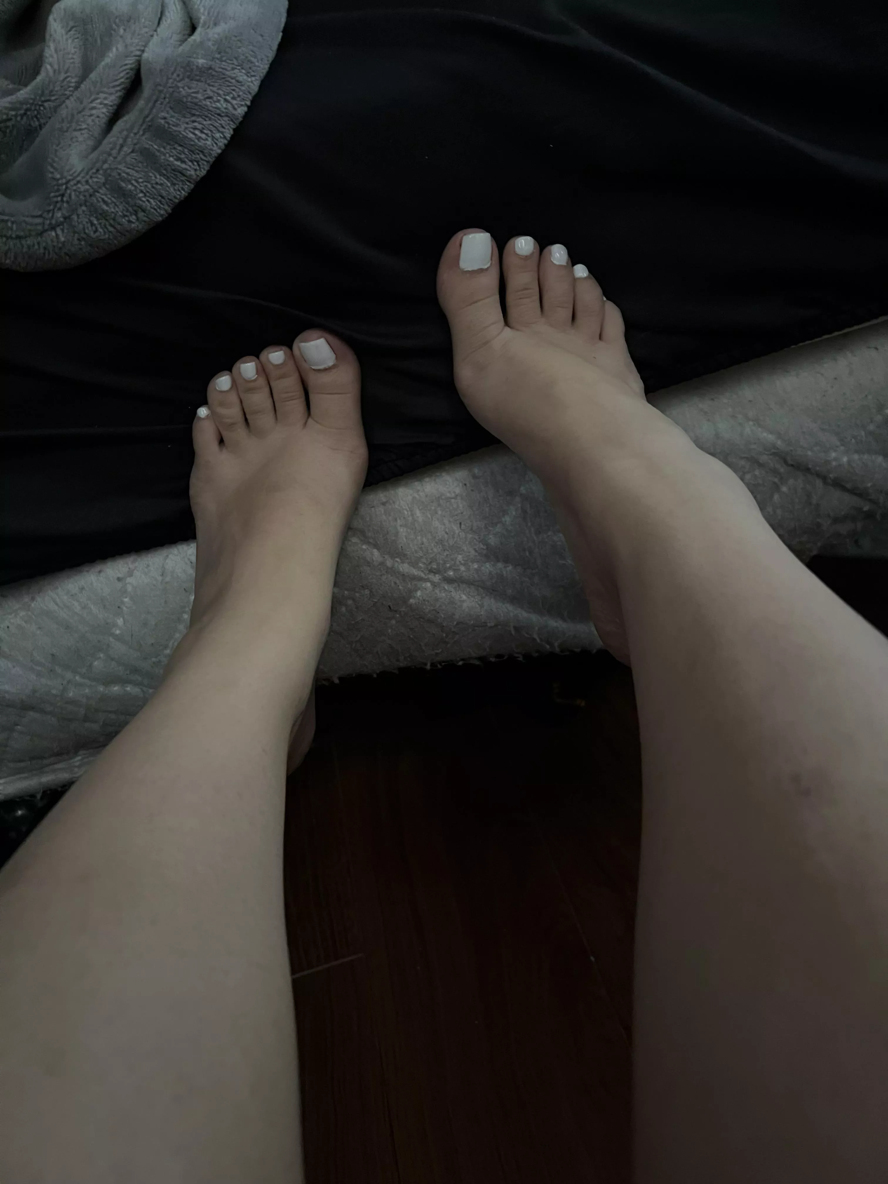 Who’ll let me give them a foot job 😏 posted by kaylamendez20_