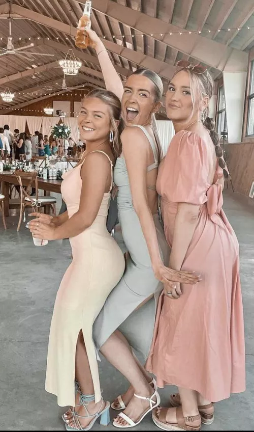 Who’s coming home from this barn wedding for a roll in the hay? Details encouraged comment below by Unlikely-Speed1349