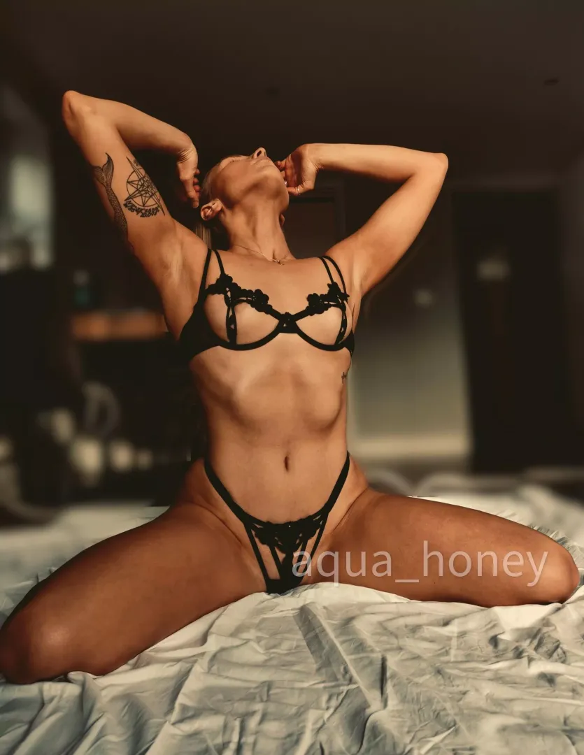 Who's coming over tonight ? posted by Aqua_honey