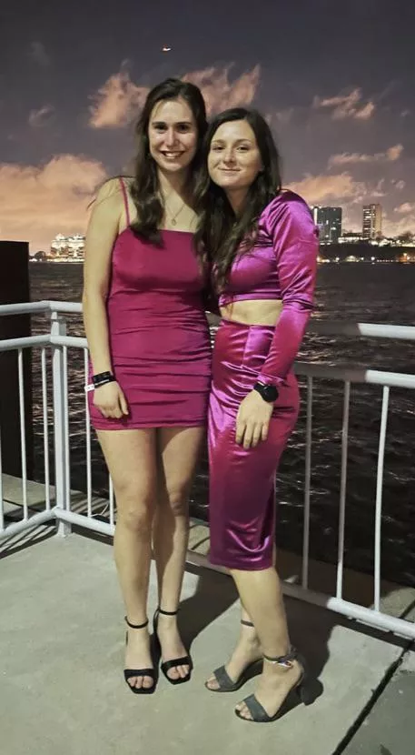 Who’s dress is hitting the floor for you tonight? Comment below! P m open posted by Unlikely-Speed1349