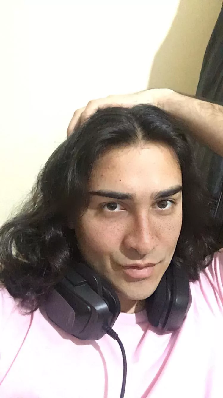 Who’s playing valorant? posted by maisan9