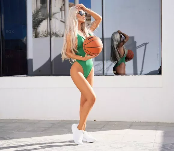 who's playing with me by missmiss2022