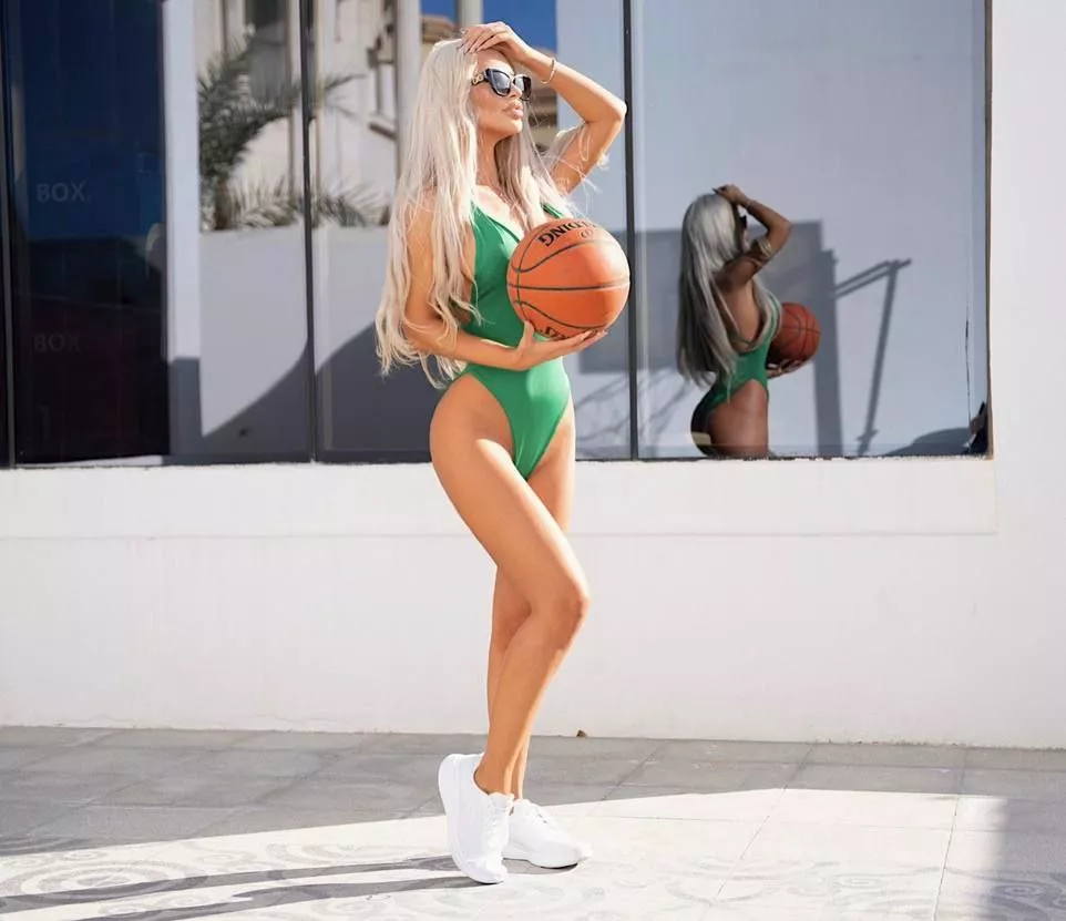 who's playing with me posted by missmiss2022