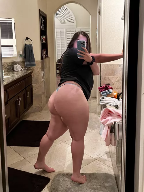 who’s wants to get suffocated by me? by IraqiFootMine