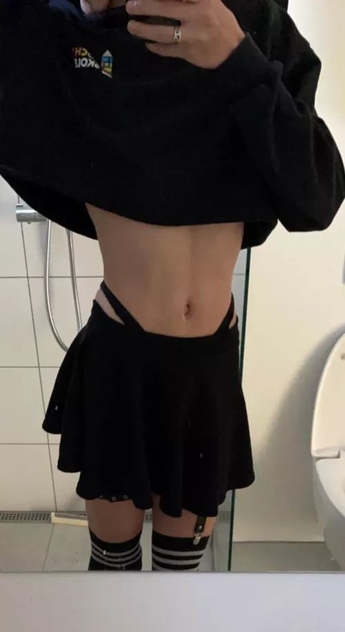 Why do i look so deathly skinny by Suicidallidiot