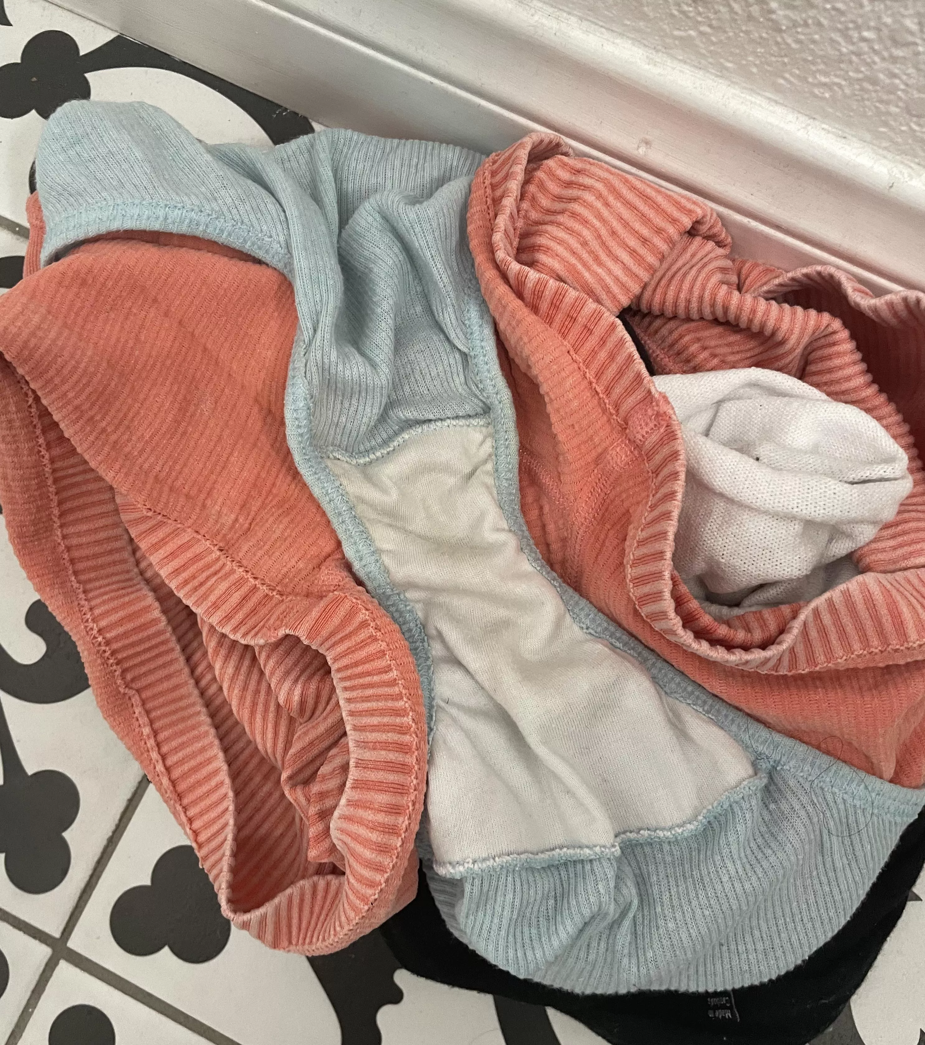 Wife left behind her sweaty panty for me after her workout…smells so good 🤤 posted by Suka4luv