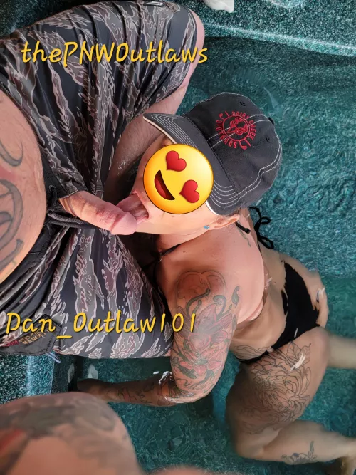 Wife works her way around the HotTub Sucking everyone off [image] by thepnwoutlaws
