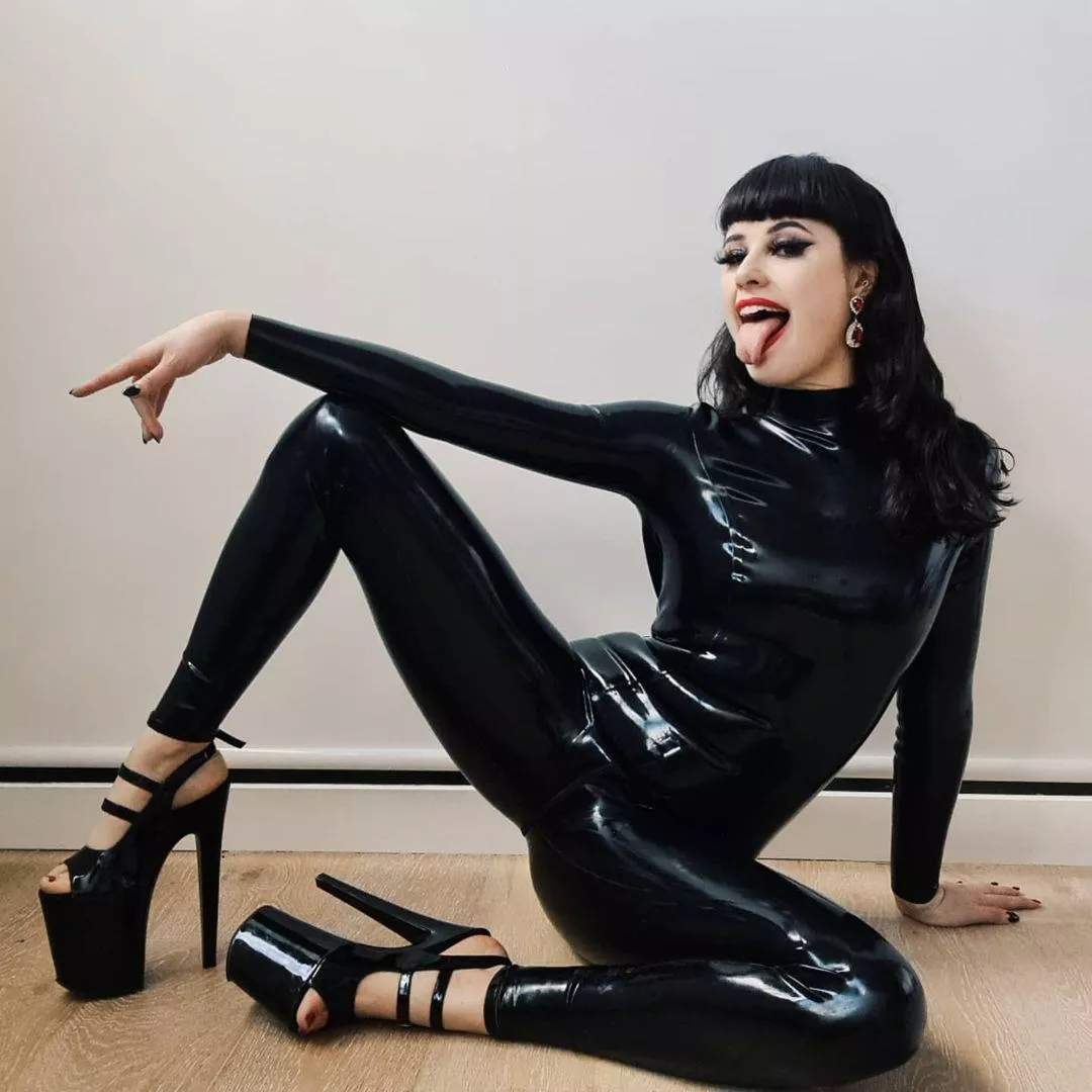 Will you clean up my heels 👠 with your mouth 👅👅👅👅 posted by Goddesskathie34