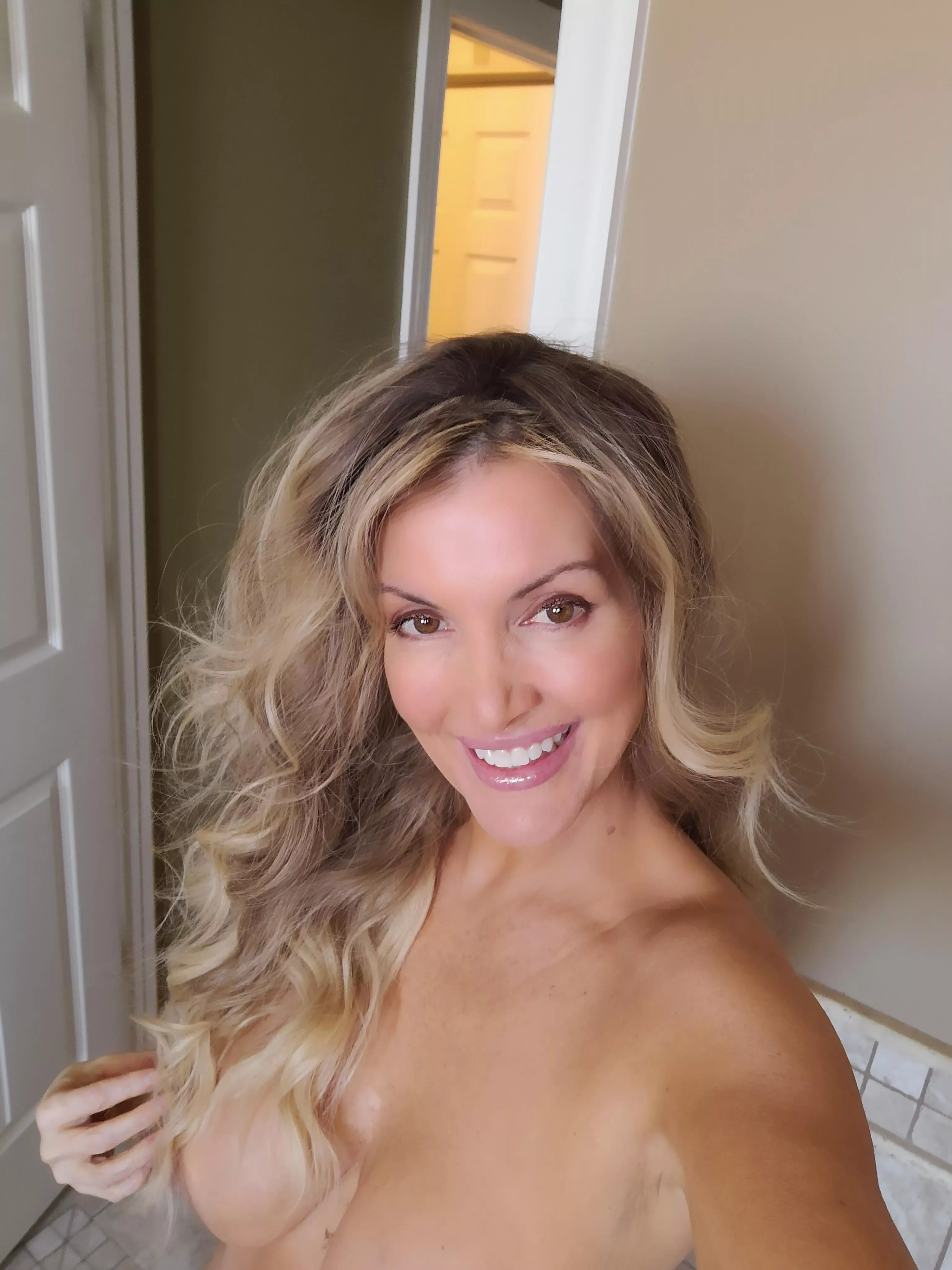 Will you help dry my back baby? 💋😈 posted by GrittyLife