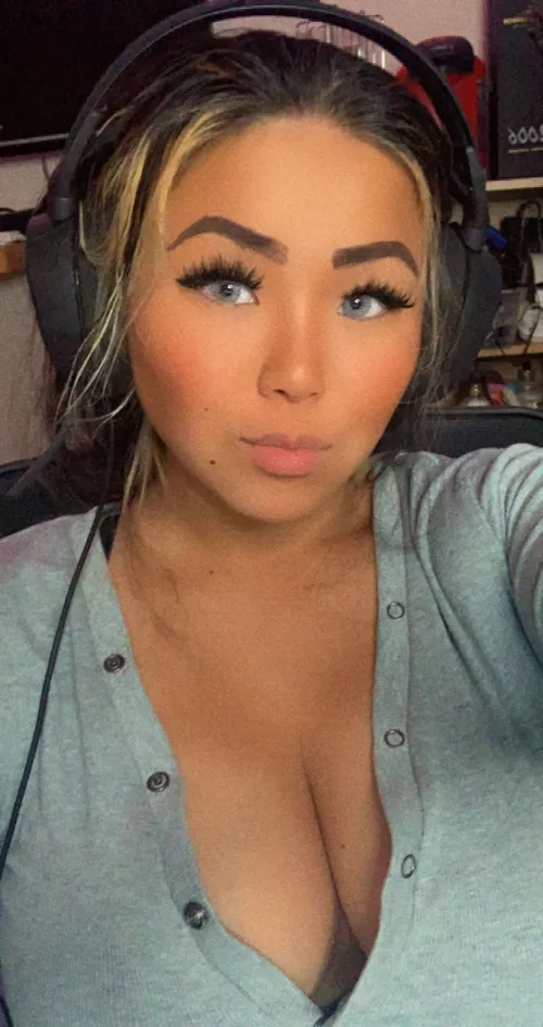 Will you join me on my next stream? Do you game? If so, what’s your favourite? by _Crystallyc