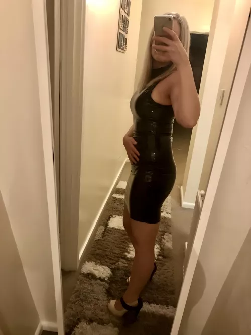 Wipe clean outfit as modelled by the wife by Shinyguy90