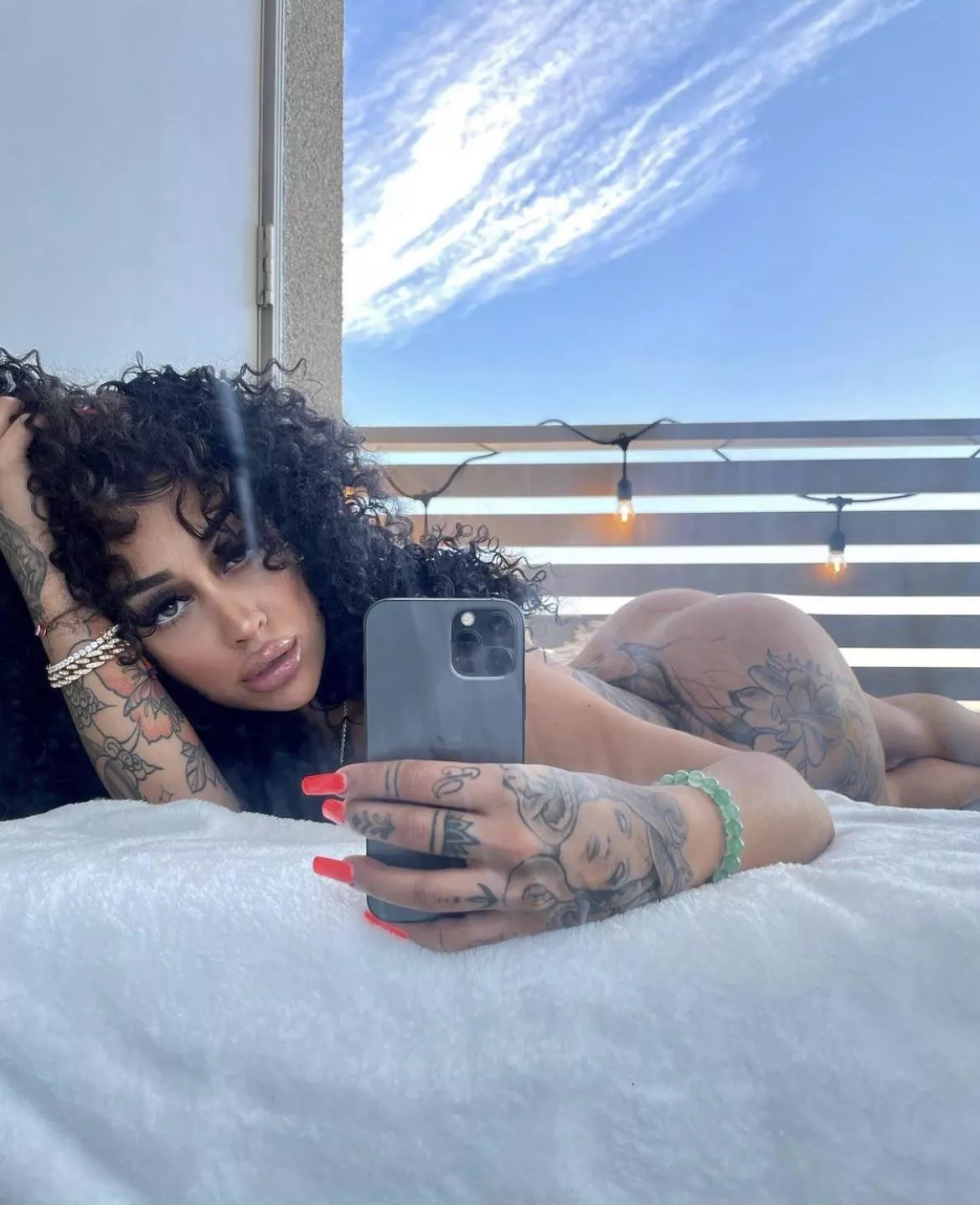 Wish i wasn’t here all alone rn posted by goddesspaola