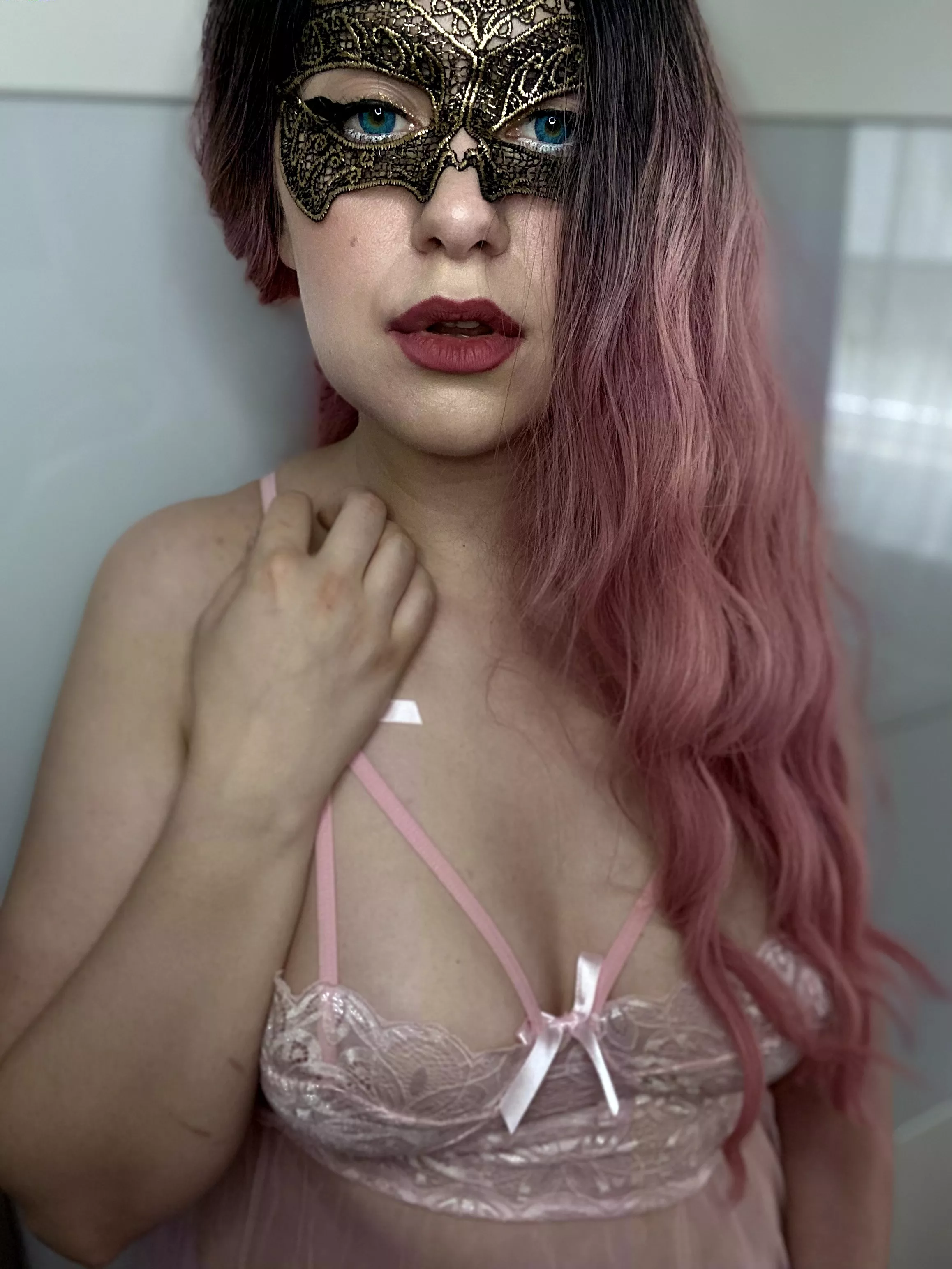 Wish you a pleasant weekend 🔥😘 Who wants to be the guy who undresses me? posted by yourmoonlillie